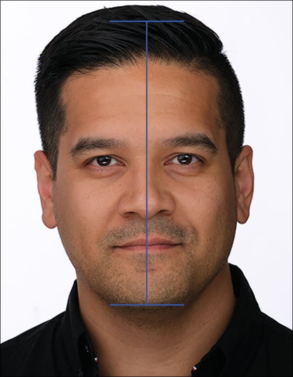 Biometrisches Passfoto von einem Mann mit Messlinien, gemacht im Fotostudio Karriereportraits in Dortmund