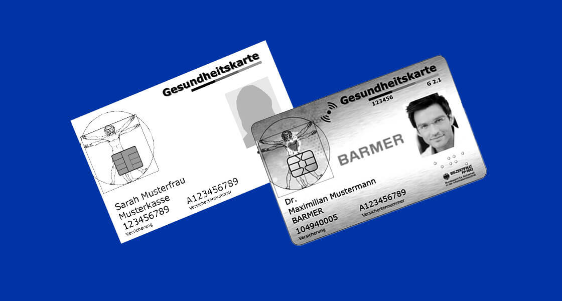 Zwei Gesundheitskarten mit Passbild in Schwarz-Weiß auf dunkelblauem Hintergrund