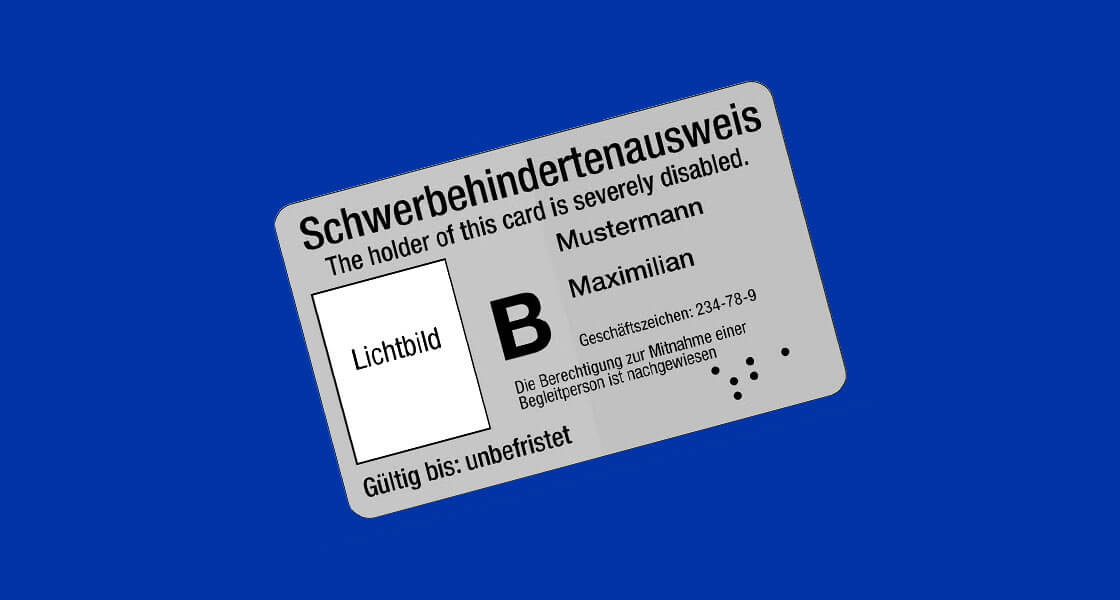 Schwerbehindertenausweis mit Passbild in Schwarz-Weiß auf dunkelblauem Hintergrund